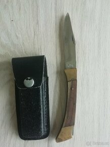Outdoorový nůž v koženém pouzdře