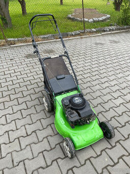 Benzínová sekačka s pojezdem