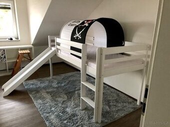 Dětská VYVÝŠENÁ postel se skluzavkou PIRÁTI