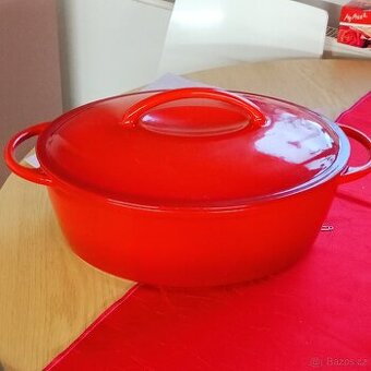 Litinový oválný hrnec