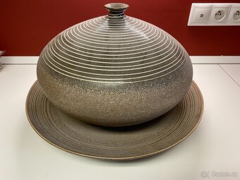 Dekorativní váza italské zn. NATUZZI, odštěpek na obvodu