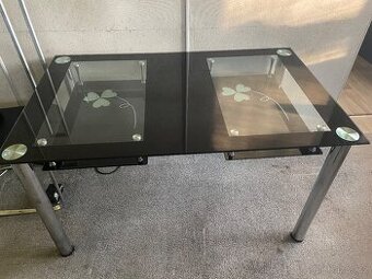 Jídelní skleněný stůl.