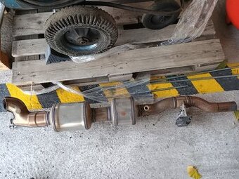 Výfuk s katalyzátorem a klapkou