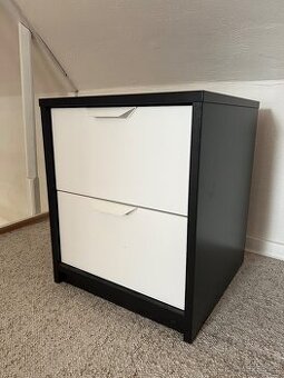 Noční stolek z Ikei Askvoll