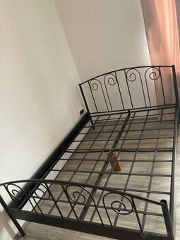 Kovová postel s roštem