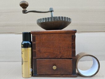 Obrovský velice zajímavý mlýnek na kávu. MACEK