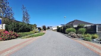 Stavební pozemek se sítěmi C15-Hrušovany u Brna- 611 m2