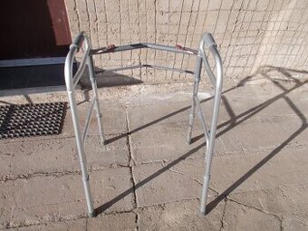 invalidní chodítko