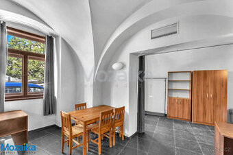 Bydlení v srdci Litomyšle – byt 2+kk se zahradou a parkování