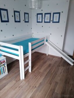 Vyvýšená postel se skluzavkou