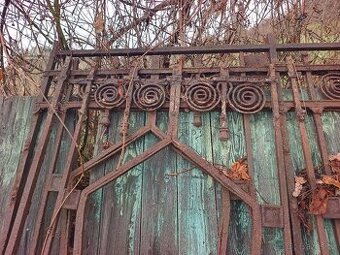 Kovaná dvoukřídlá brána