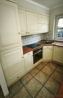 Světlá vestavěná kuchyně se spotřebiči,6467