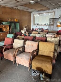 Halabala a retro křesla skořepiny