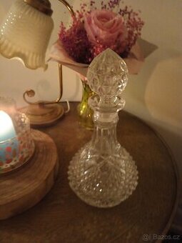 Retro broušená skleněná karafa