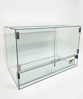 Terárium 80x40x40 dvířka na panty. Horni a dolní větrání . P