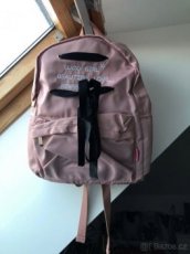 Růžový batoh