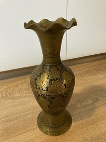Menší mosazná váza