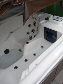 Prodám luxusní venkovní vířivku