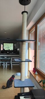Modern Living škrabadlo Isernia s upevněním na strop