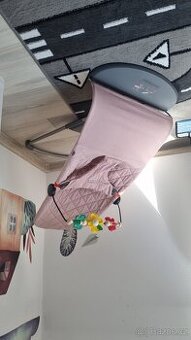 Lehátko BabyBjörn Bouncer Bliss Cotton Pink s hrazdou