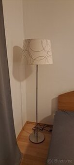 stojací lampa