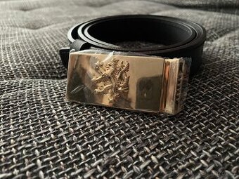 Kožený opasek s přezkou se znakem českého lva zlaté barvy