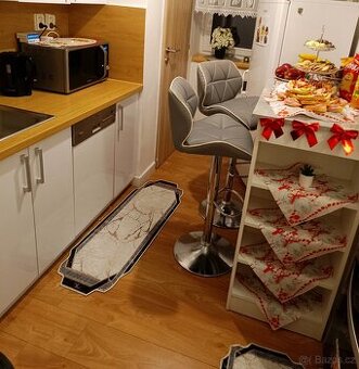 Barový stůl a Dvě barové židle