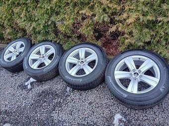 Zánovní zimní r18 Audi Q7