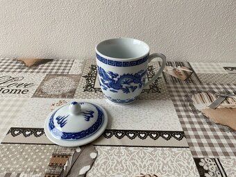 Porcelánový hrnek s pokličkou z čínského porcelánu - drak