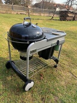 Gril Weber Touoh N go na dřevěné uhlí