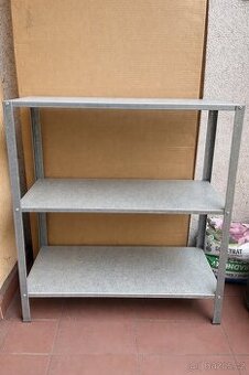 Kovový regál – pevný a praktický