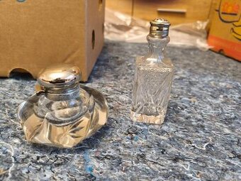 Skleněný flakón na parfém