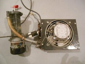 Oběhové čerpadlo s čeřidlem a kondenzátor (chladič) s motor