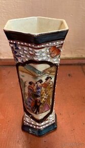 Stará čínská porcelánová vázička