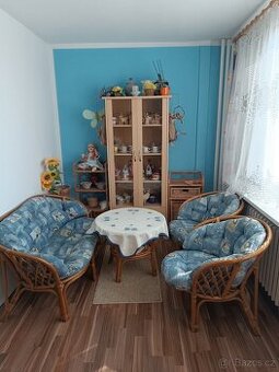 Prodám ratan sedačku i se stolkem – Chrudim