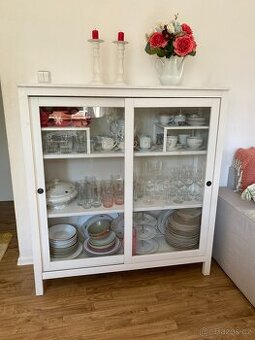 HEMNES vitrina prosklená