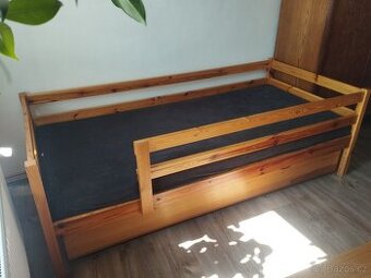 Jednolůžková postel z borovicového dřeva