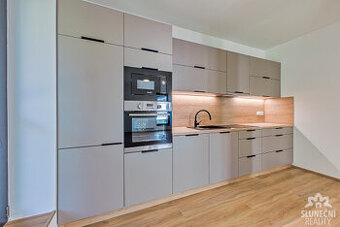 Pronájem bytu 2+kk s vyhrazeným parkovacím stáním, 57 m², Uh