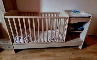 Rostoucí postýlka s přebalovacím pultem