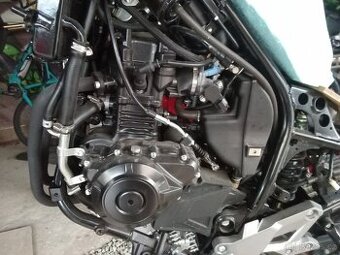 Suzuki DL 250 V-Strom na díly