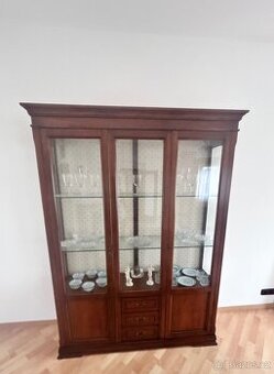 Elegantní vitrína