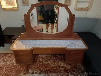 Prvorepublikový toaletní stolek se zrcadlem