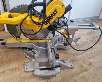 DeWALT pokosová pila DWS727