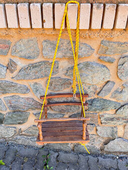 Dřevěná dětská houpačka na zahradu