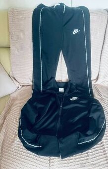 Dívčí tepláková souprava NIKE velikost 137-146
