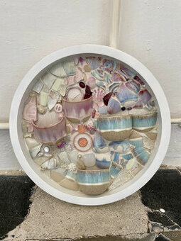 Mozaika z keramických hrnečků, střepů, skleněných korálků a