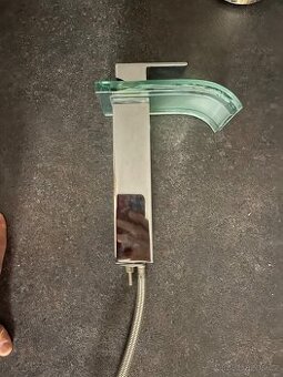 Umyvadlová baterie skleněná