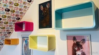 Sada veselých lakovaných polic