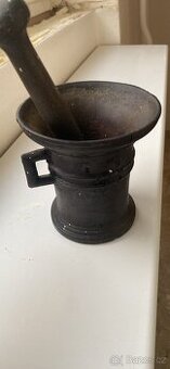 Velký a mohutný raně-barokní hmoždíř z lité oceli i s původn