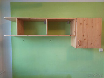 Smrková police se skříňkou